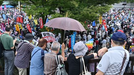 Rassemblement de protestation contre les funérailles du Premier ministre Shinzo Abe à Tokyo (Japon), le 19 séptembre 2022. (RICHARD A. BROOKS / AFP)