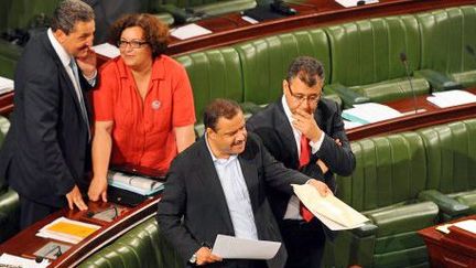 La députée Nadia Châabane en train de discuter avec un collègue dans l'enceinte de l'Assemblée nationale constituante à Tunis le 29 octobre 2013.  (AFP - Fathi Belaid)