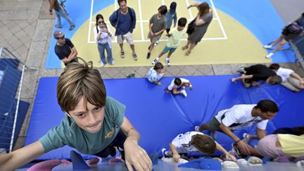 Climbing is a sport that is booming among children. They were able to train on the forecourt of the Hôtel de Ville during the Paris 2024 Games. (ALEXANDRE MARCHI / MAXPPP)