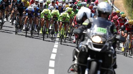 Un motard du Tour de France&nbsp;à Montpellier (Hérault), le 13 juillet 2016. Photo d'illustration.&nbsp; (KENZO TRIBOUILLARD / AFP)