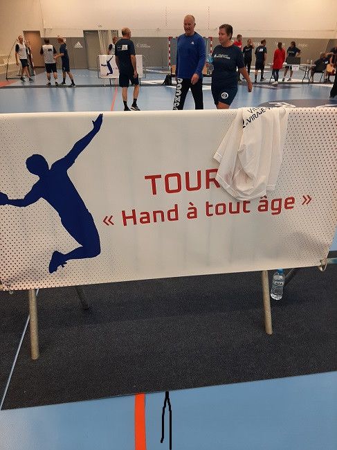 Hand at any age, a first mixed tournament for 55 and over.  (FREDERIQUE MARIE / FRANCE INFO / RADIO FRANCE)