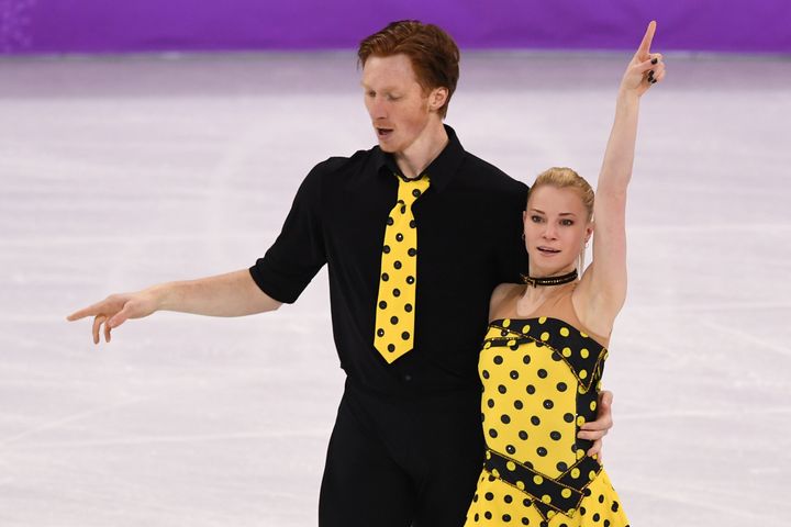 Les patineurs russes Evgenia Tarasova et Vladimir Morozov lors des Jeux olympiques de Pyeongchang (Corée du Sud), le 15 février 2018. (JUNG YEON-JE / AFP)