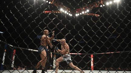 Le Français Ciryl Gane combattant le 2 septembre 2023 lors de la deuxième édition de l'UFC Paris. (JULIEN DE ROSA / AFP)