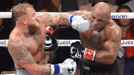 Le YouTubeur américain devenu boxeur, Jake Paul (à gauche), et l'ancien boxeur professionnel Mike Tyson (à droite), lors d'un match diffusé organisé à Arlington (Etats-Unis), le 15 novembre 2024. (CHRISTIAN PETERSEN / GETTY IMAGES NORTH AMERICA / AFP)