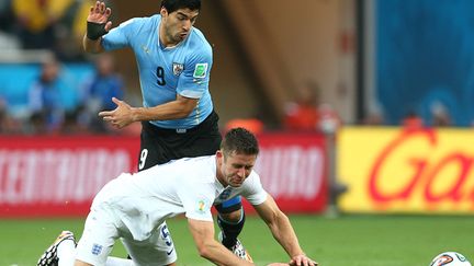 Gary Cahill à terre face à Luis Suarez (KIERAN MCMANUS / BACKPAGE IMAGES LTD)