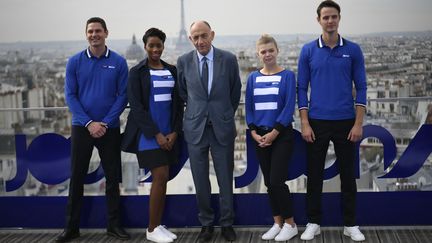 Le PDG d'Air France, Jean-Marc Janaillac, entouré de membres du personnel naviguant de Joon, lors de la présentation de la nouvelle compagnie aérienne, le 25 septembre 2017. (LIONEL BONAVENTURE / AFP)