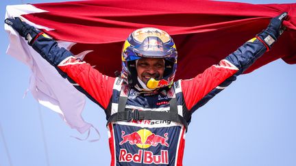 Une édition remportée en auto par Nasser Al-Attiyah qui s'adjuge un quatrième titre sur le Dakar. Avec son copilote français Mathieu Baumel, le Qatari de 51 ans&nbsp;apporte un second titre à Toyota, après celui de 2019. Yazeed al-Rajhi&nbsp;prend la troisième place derrière Sébastien Loeb. (FLORENT GOODEN / DPPI / AFP)