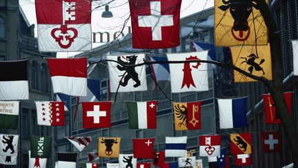 Les drapeaux de la Suisse et de ses cantons &nbsp; (URSULA GAHWILER / ROBERT HARDING HERITAGE)
