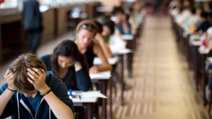 Des candidats passant le bac le 16 juin 2011 au lycée Camille Sée à Paris (AFP - MARTIN BUREAU)