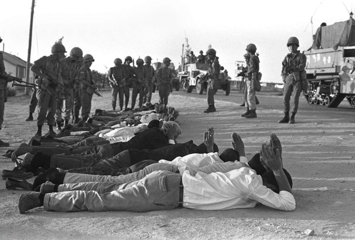 Des soldats israéliens et des prisonniers arabes à Rafah, pendant la Guerre des Six jours, en juin 1967
 (David Rubinger / AP / SIPA)