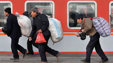 L’exode des migrants, originaires des provinces les plus pauvres, comme celles du Sichuan, du Henan, du Hunan, de l’Anhui, du Zhejiang et du Jiangxi, s’est accentuée au cours des années 1990 et 2000, principalement vers les pôles de croissance que sont les grandes villes de la côte Est.
 
Depuis 1979, 242 millions de paysans ont émigré vers les villes.
 
 (REUTERS/Sheng Li)