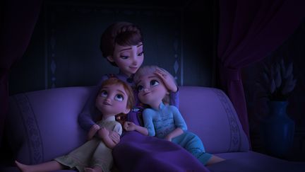 Anna et Elsa, les deux héroïnes de "La Reine des neiges 2", ici avec leur mère la reine Iduna, dans une scène du film. (LILO / SIPA)