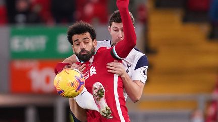 Mohamed Salah en duel avec le défenseur de Tottenham Ben Davies (JON SUPER / POOL)