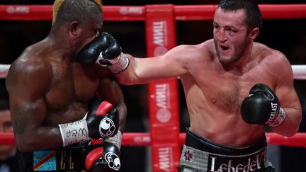 Denis Lebedev domine Youri Kalenga (KIRILL KUDRYAVTSEV / AFP)