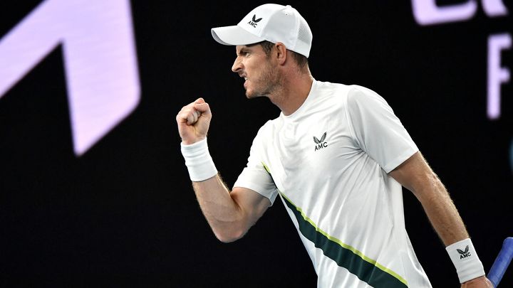 Le Britannique Andy Murray rageur lors de son 1er tour à l'Open d'Australie contre Matteo Berrettini, le 17 janvier 2023. (PAUL CROCK / AFP)