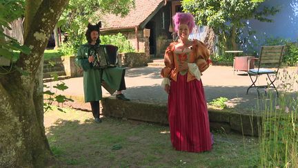 La troupe du Matamore joue Molière en pleine forêt au théâtre de la Faveur à Windstein (Bas-Rhin) (France 3 Alsace)