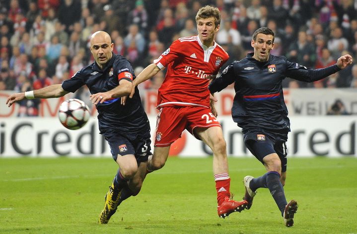 Un jeune Thomas Müller face à Cris et Anthony Réveillère (TORSTEN SILZ / DDP)