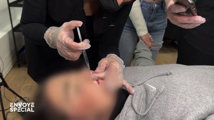 Injections clandestines : "Envoyé spécial" s'est infiltré dans une formation illégale