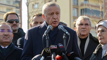 Le président turc Recep Tayyip Erdogan, lors d'une visite dans la ville sinistrée de&nbsp;Diyarbakir, cinq jours après le tremblement de terre qui a frappé la région frontalière entre la Turquie et la Syrie, le 11 février 2023. (ILYAS AKENGIN / AFP)