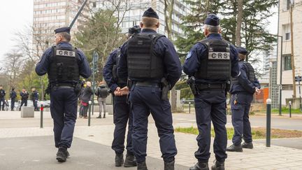 Des forces de l'ordre déployées dans le quartier de Maurepas, à Rennes, le 1er novembre 2024. (MATHIEU PATTIER / MAXPPP)