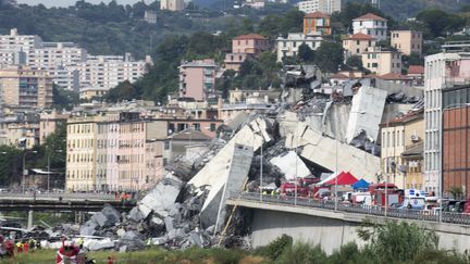 Les sauveteurs s'activent après l'effondrement d'un viaduc à Gênes (Italie), le 14 août 2018. (MAURO UJETTO / NURPHOTO / AFP)