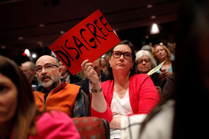 Une femme lève une pancarte "pas d'accord" pendant une réunion avec un représentant républicain à Banchburg (New Jersey, Etats-Unis), le 22 février 2017. (REUTERS)