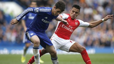 Oscar a livré de farouches batailles pour Chelsea, ici face à Alexis Sanchez (Arsenal) (ADRIAN DENNIS / AFP)