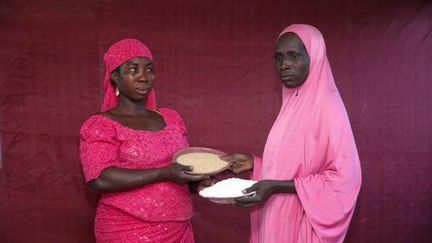 Des femmes échangent du riz cru contre du maïs moulu, dans le camp de Bakasi au nord-est du Nigeria, le 23 novembre 2017. (AFOLABI SOTUNDE)