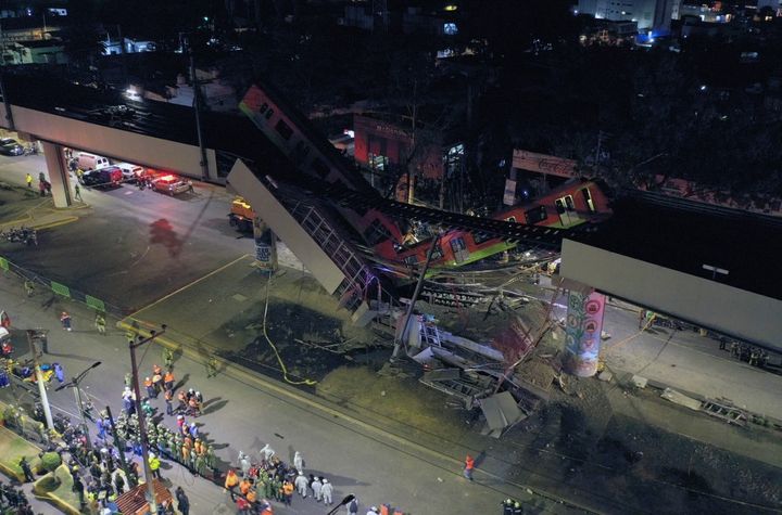 Une vue aérienne des lieux de l'accident de métro, le 3 mai 2021 à Mexico (Mexique). (PEDRO PARDO / AFP)