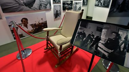 Parmi les objets exposés, cette copie du rocking-chair préféré de John Fitzgerald Kennedy.
 (D.Crasnault/Photopqr / La Voix du Nord)