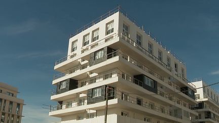 Les banques sont de plus en plus exigeantes pour accorder des crédits immobiliers, si bien que les promoteurs n'hésitent plus à offrir les frais de notaire pour tout achat de logement neuf. (FRANCE 2)