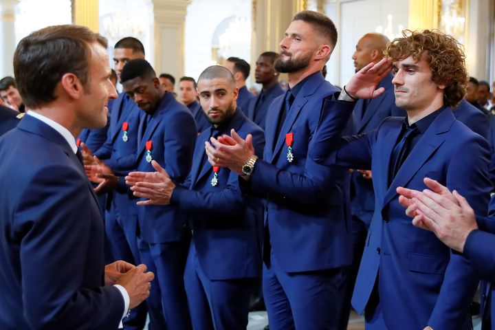 Antoine Griezmann adresse un salut militaire à Emmanuel Macron, le 4 juin 2019 à l'Elysée (Paris), lors de la remise de la Légion d'honneur aux footballeurs de l'équipe de France, champions du monde 2018. (FRANCOIS MORI / AFP)