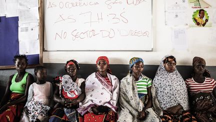 Wazir Abacar, le chef du village de Murrupelane, avance cette explication concernant les grossesses précoces: «Certaines filles couchent avec des hommes pour s'acheter des vêtements. Elles sont accro aux fringues», explique-t-il. «Les hommes refusent le préservatif pour avoir plus de sensations. Finalement, les filles couchent pour être moins pauvres, et c'est l'inverse qui se produit» conclut-il fataliste.

	  (Gianluigi GUERCIA / AFP)