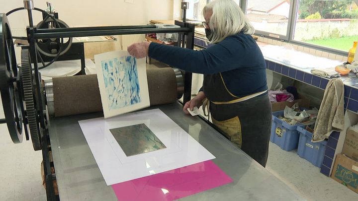 Gerda Adelski dans l'atelier de&nbsp;gravure de l'école d'art Janine-Haddad&nbsp; (France 3 IDF)