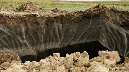 Un crat&egrave;re g&eacute;ant, dans la p&eacute;ninsule de Yamal, en Sib&eacute;rie (Russie), le 21 juillet 2014.&nbsp; (RIOA NOVOSTI / AFP)