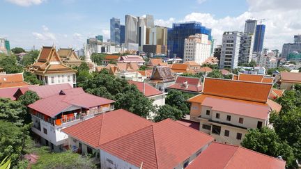 Les gratte-ciel de Phnom Penh vus depuis la terrasse du Penh House Hotel.&nbsp;Grâce à une croissance de plus de 5&nbsp;% par an, le royaume khmer ambitionne de se hisser économiquement au rang du Vietnam ou la Thaïlande.&nbsp; (EMMANUEL LANGLOIS / FRANCEINFO)