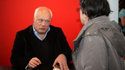 L'écrivain Eric-Emmanuel Schmitt en séance de dédicace au Salon du livre le 19 mars 2011.
 (CITIZENSIDE.COM)