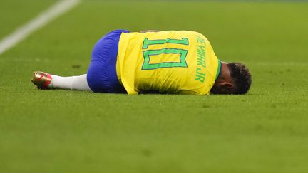 Le meneur de jeu brésilien, Neymar, touché, lors de Brésil-Serbie, le 24 novembre 2022 à la Coupe du monde au Qatar. (AIJAZ RAHI / AP)