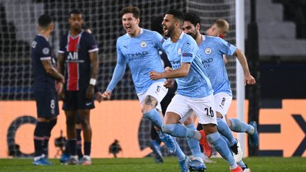 Riyad Mahrez fête le deuxième but de Manchester City. (ANNE-CHRISTINE POUJOULAT / AFP)