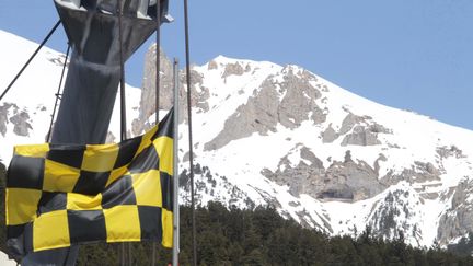 Le drapeau &agrave; damier avec risque d'avalanche &agrave; Aussois (Savoie), le 14 avril.&nbsp; (MAXPPP)