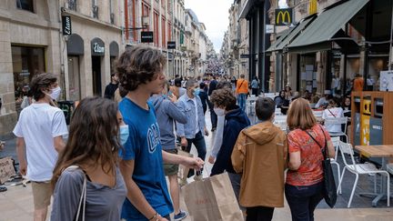 Des passants dans les rues de Bordeaux (Gironde), le 24 juin 2021. (VALENTINO BELLONI / HANS LUCAS / AFP)