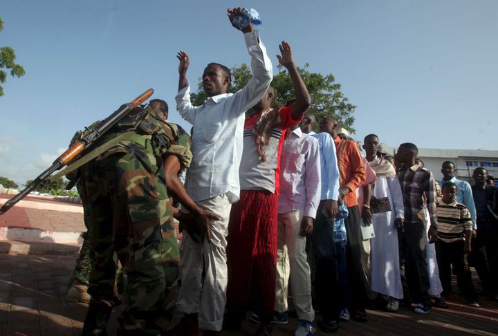 Un soldat de l'Amison fouille des fidèles musulmans le 17 Juillet 2015 devant une mosquée de Mogadiscio  (Photo Reuters/Ismail Taxta)