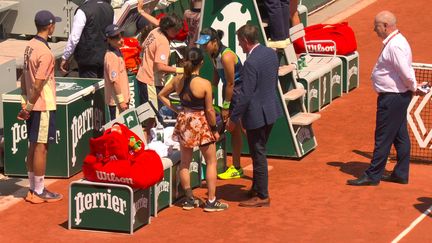 La Japonaise Miyu Kato a malencontreusement renvoyé une balle dans le visage d'une ramasseuse, le 4 juin 2023. Pour ce geste, sa paire avec Aldila Sutjiadi a été disqualifiée en huitièmes de finale du double féminin. L'une des polémiques de la quinzaine. (CAPTURE ECRAN / Franceinfo: sport)