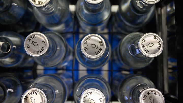 Des bouteilles exposées à l'usine Be WTR à Paris, le 11 septembre 2024 (ED JONES / AFP)