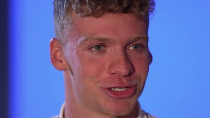 Superstar de la natation, Léon Marchand, champion du monde de sa discipline, va représenter la France dans les bassins olympiques aux JO de Paris. Le nageur s'est confié sur le plateau du 20 Heures, jeudi 25 juillet.