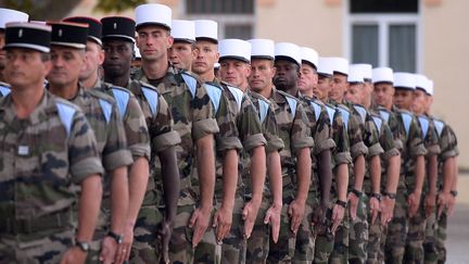 Des l&eacute;gionnaires du 1er r&eacute;giment de cavalerie de la L&eacute;gion &eacute;trang&egrave;re paradent, le 11 octobre 2013, dans leur caserne d'Orange (Vaucluse). (BORIS HORVAT / AFP)