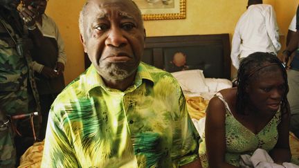 Le pr&eacute;sident ivoirien Laurent Gbagbo (G) et son &eacute;pouse Simone apr&egrave;s leur arrestation dans une chambre d'h&ocirc;tel d'Abidjan, le 11 avril 2011. (REUTERS)