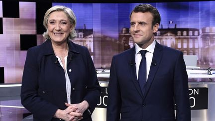 Marine Le Pen (Rassemblement national) et Emmanuel Macron (La République en marche) avant le débat de l'entre les deux tours de l'élection présidentielle, le 3 mai 2017. (ERIC FEFERBERG / POOL)