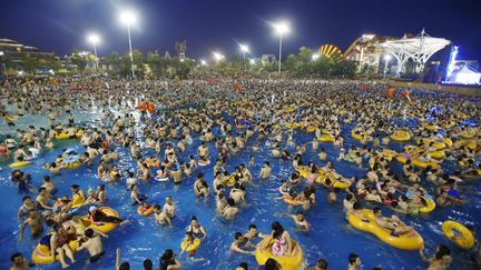 Dans une piscine &agrave; Wuhan (Chine), le 13 juillet 2013. (MAXPPP)