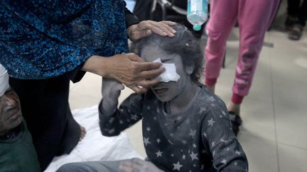 A little girl receives treatment at al-Aqsa hospital on December 9, 2023 in Gaza.  (ASHRAF AMRA / ANADOLU)